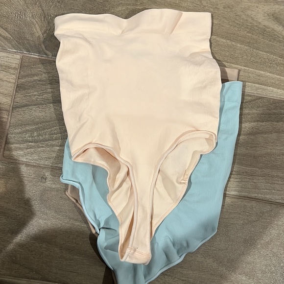 SKIMS SCULPTING THONG - Picture 4 of 10